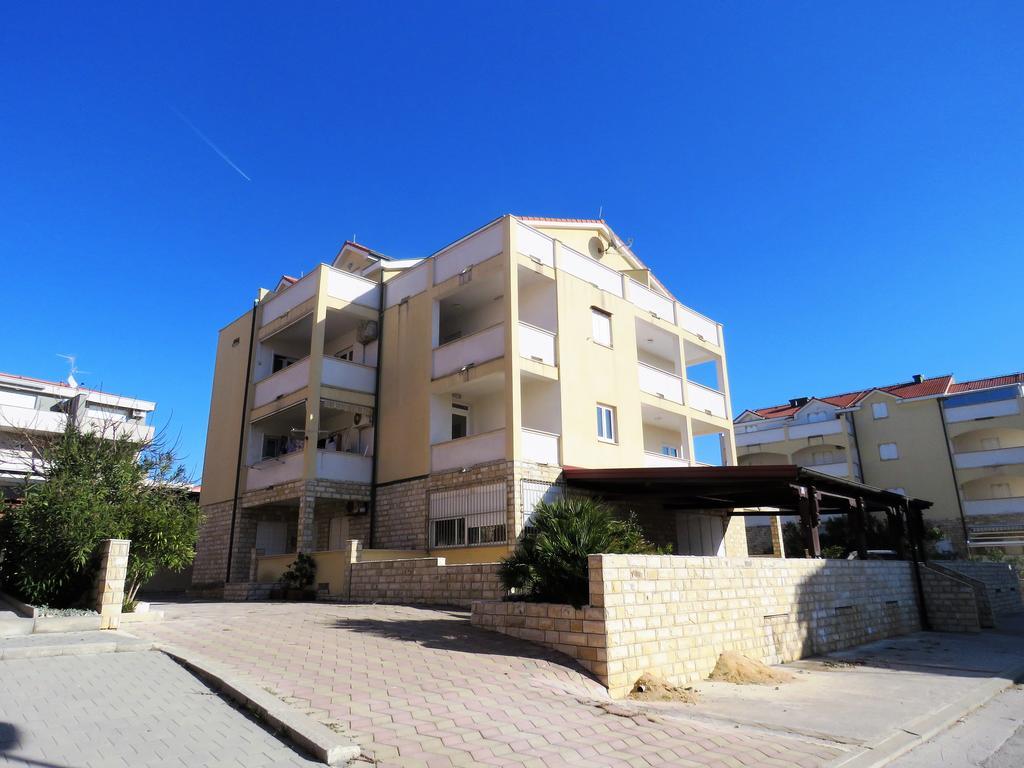 Apartments Party Новаля Екстериор снимка