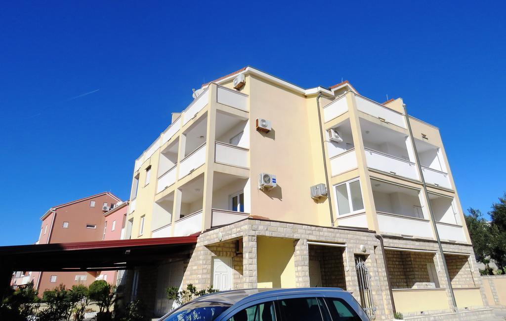 Apartments Party Новаля Екстериор снимка