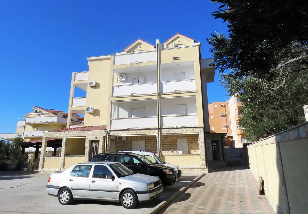Apartments Party Новаля Екстериор снимка