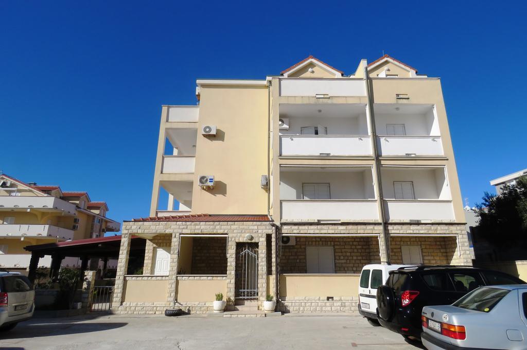 Apartments Party Новаля Екстериор снимка