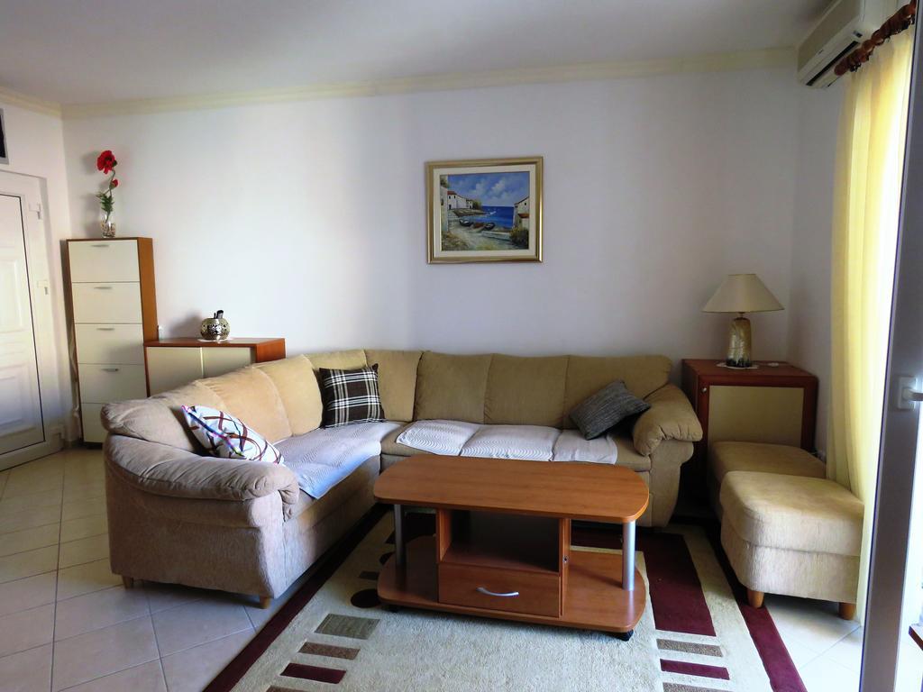 Apartments Party Новаля Екстериор снимка