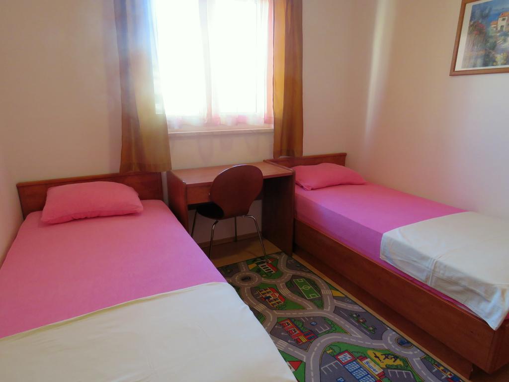 Apartments Party Новаля Екстериор снимка