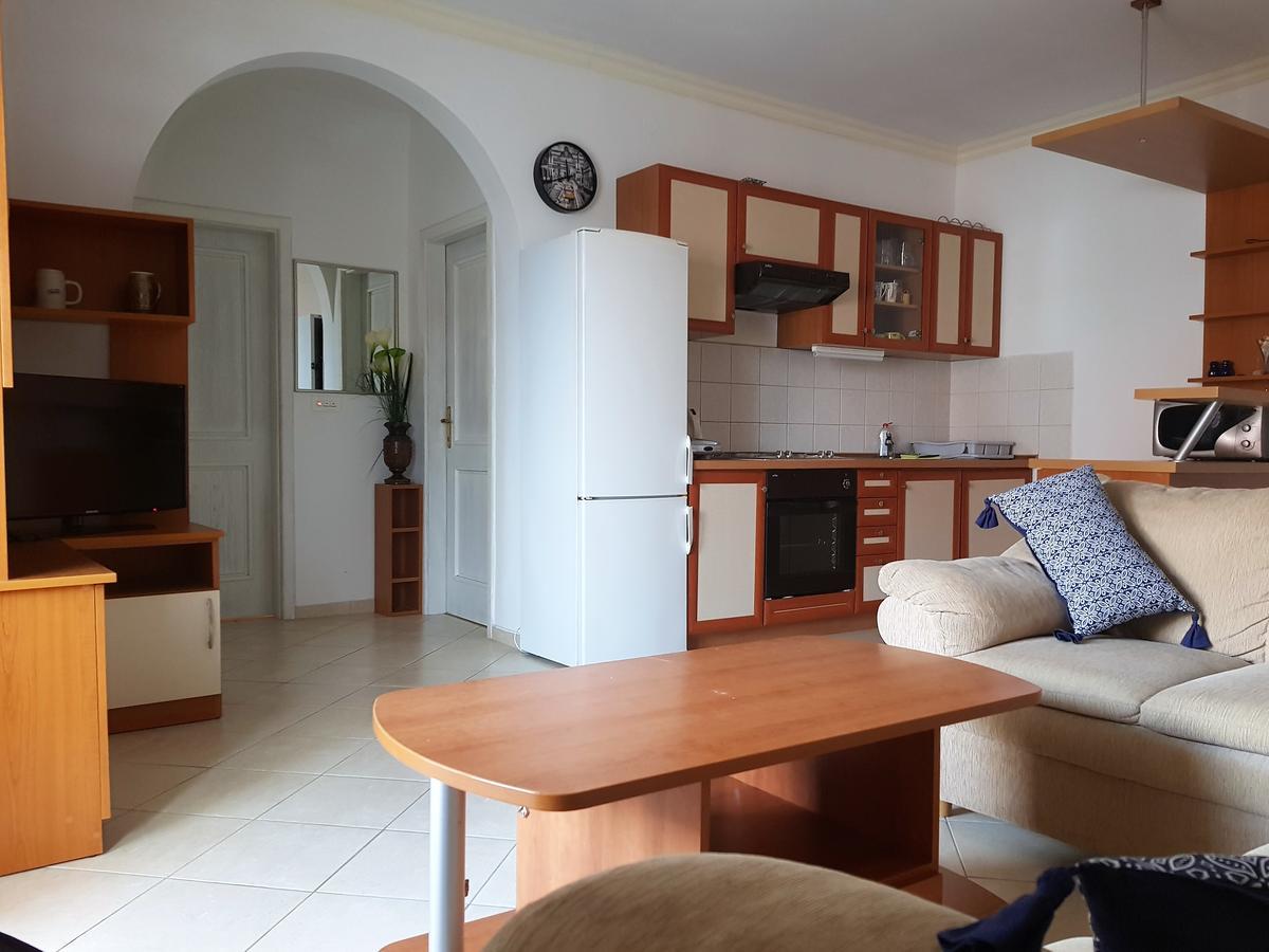 Apartments Party Новаля Екстериор снимка